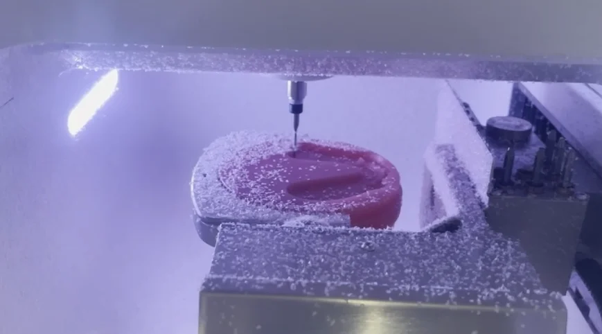 ディスクをミリングして、パーシャルデンチャー「Livionスマイル」を作成している様子（出典：三和デンタル）