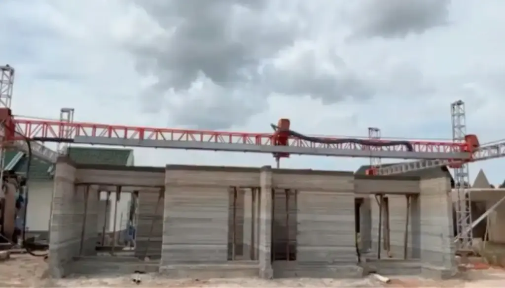 建築途中の様子。独自開発の3Dプリンターが自動で壁面を積層していく施工風景(出典:V3D Asia)