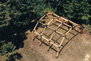 岐阜県に建設された、未利用木材と金属３Dプリンター製ジョイントによるシェルターモジュール（出典：XENCE）