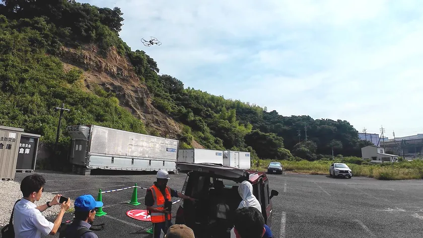 ドローンによる地層撮影（出典：ハイパーブレイン）