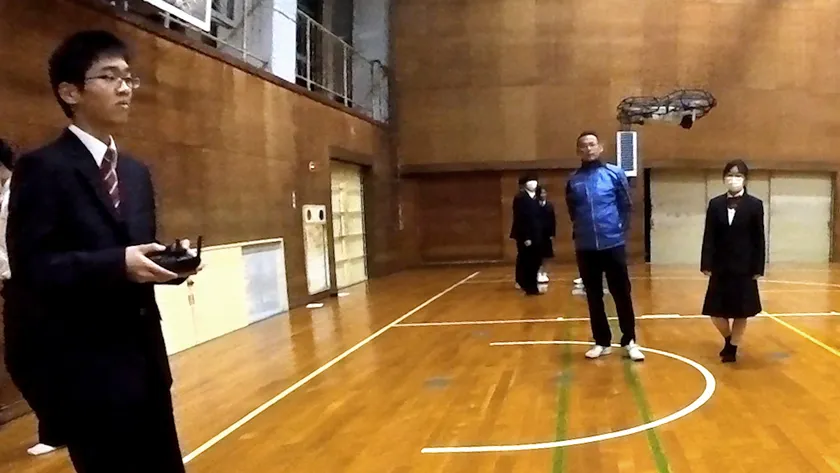 ドローン操縦体験（出典：ハイパーブレイン）