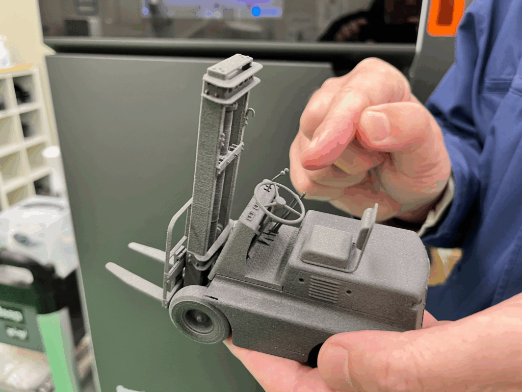 レバーやハンドルの細部まで造形できる精度が現場のリピート依頼につながっている。ナイロン材が使える点も期待が高い。