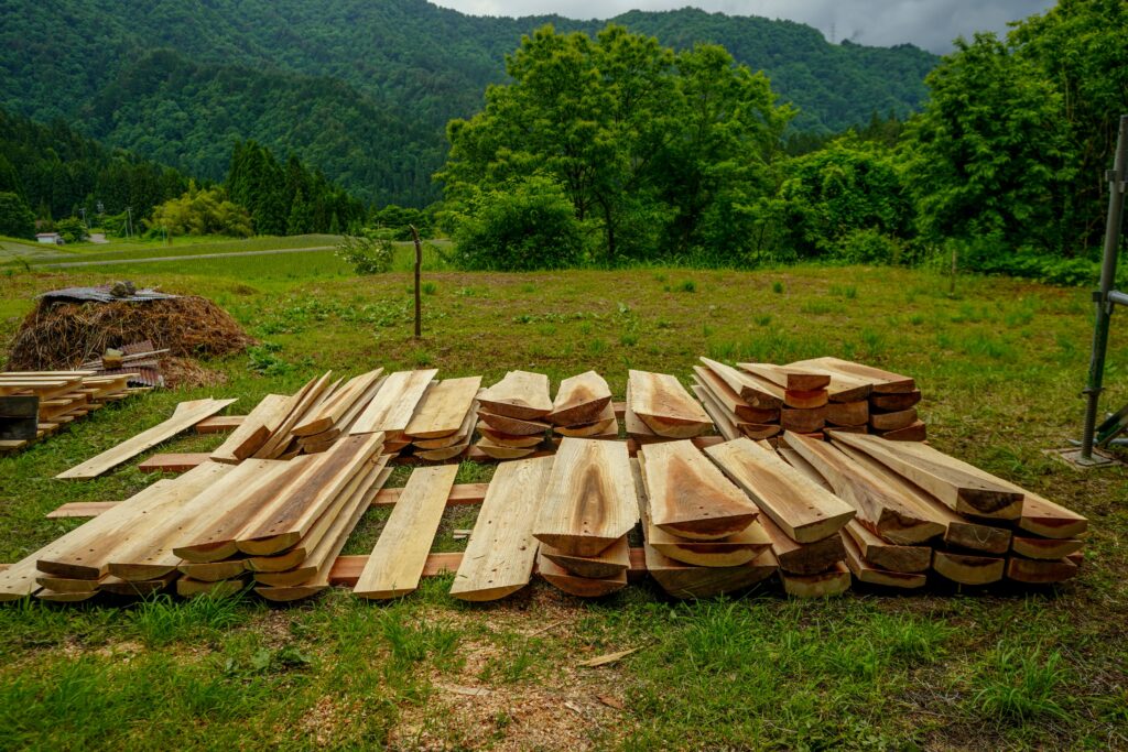 実際に現地で製材・選別されたミミ材・チップ材(出典:XENCE)