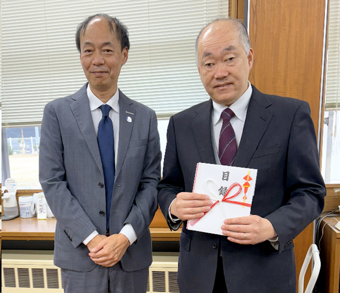 寄贈式の様子／株式会社サンコンタクトレンズ 代表取締役社長 笹川泰弘（左）と京都府立盲学校 校長 田渕茂彦様（右）（出典：サンコンタクトレンズ）