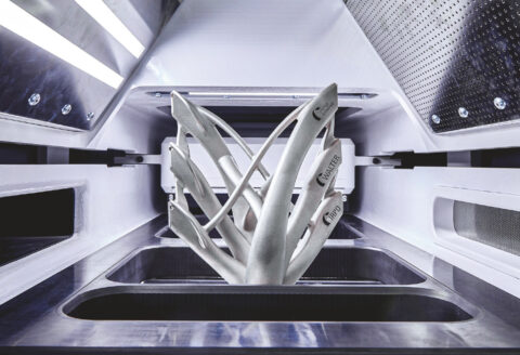 IMPACT 4530積層造形機の造形エリアと完成品の金属部品。（出典：ベッコフオートメーション）