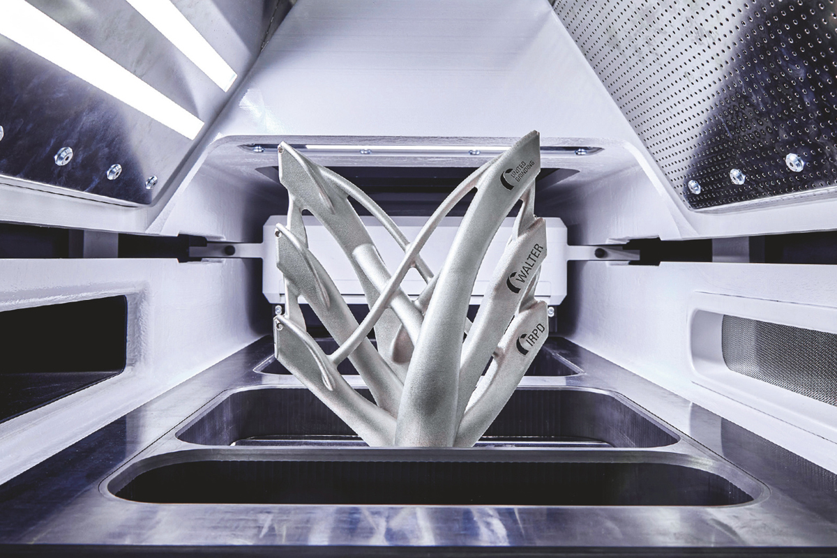 IMPACT 4530積層造形機の造形エリアと完成品の金属部品。（出典：ベッコフオートメーション）