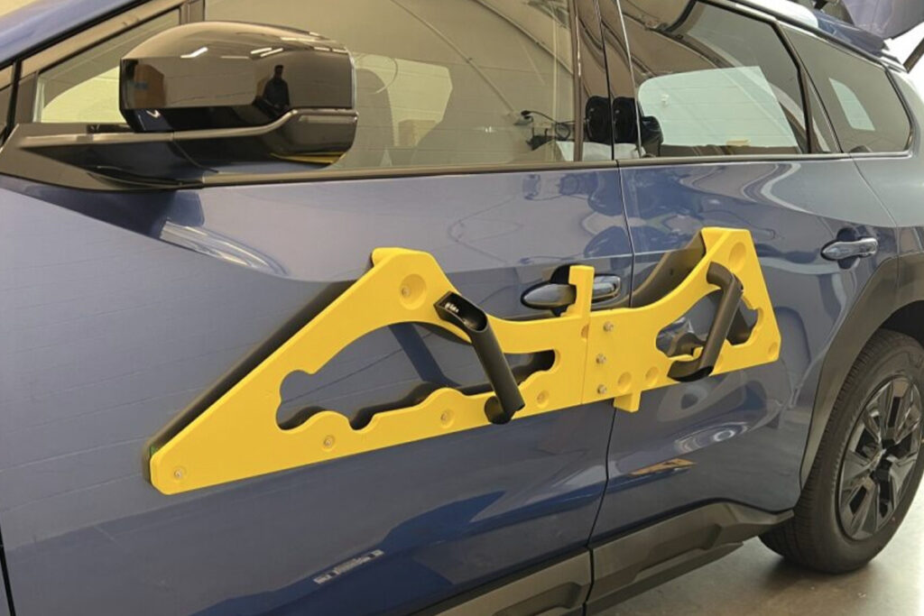 StratasysF770用「新型T25高速ヘッド」により、スバルはサイドボディモールディングを取り付けるためのこの位置決めツールのような部品、試作品、工具を製造できるようになった（出典：Stratasys）