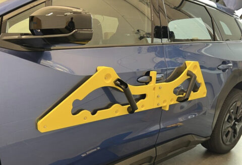 StratasysF770用「新型T25高速ヘッド」により、スバルはサイドボディモールディングを取り付けるためのこの位置決めツールのような部品、試作品、工具を製造できるようになった（出典：Stratasys）