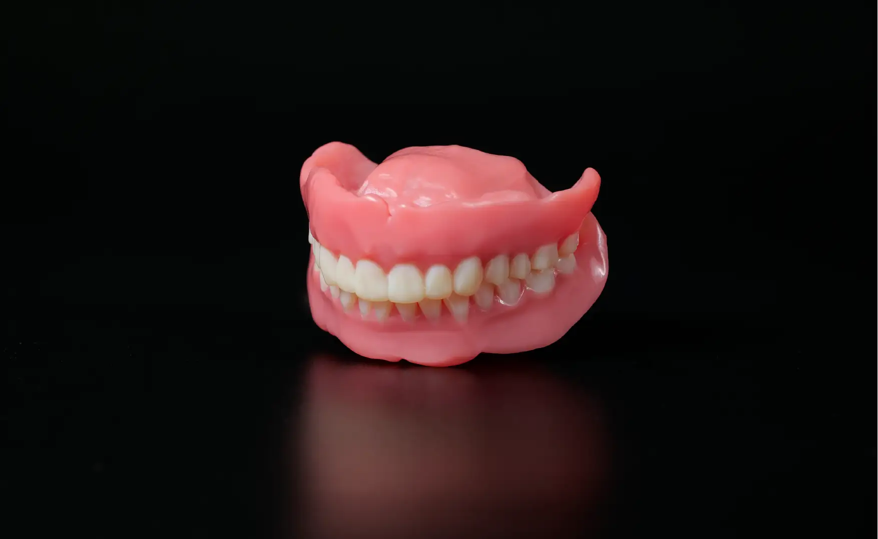 DGSHAPEプリンター（試作機）で造作した全部床義歯（出典：ローランド ディー.ジー.）