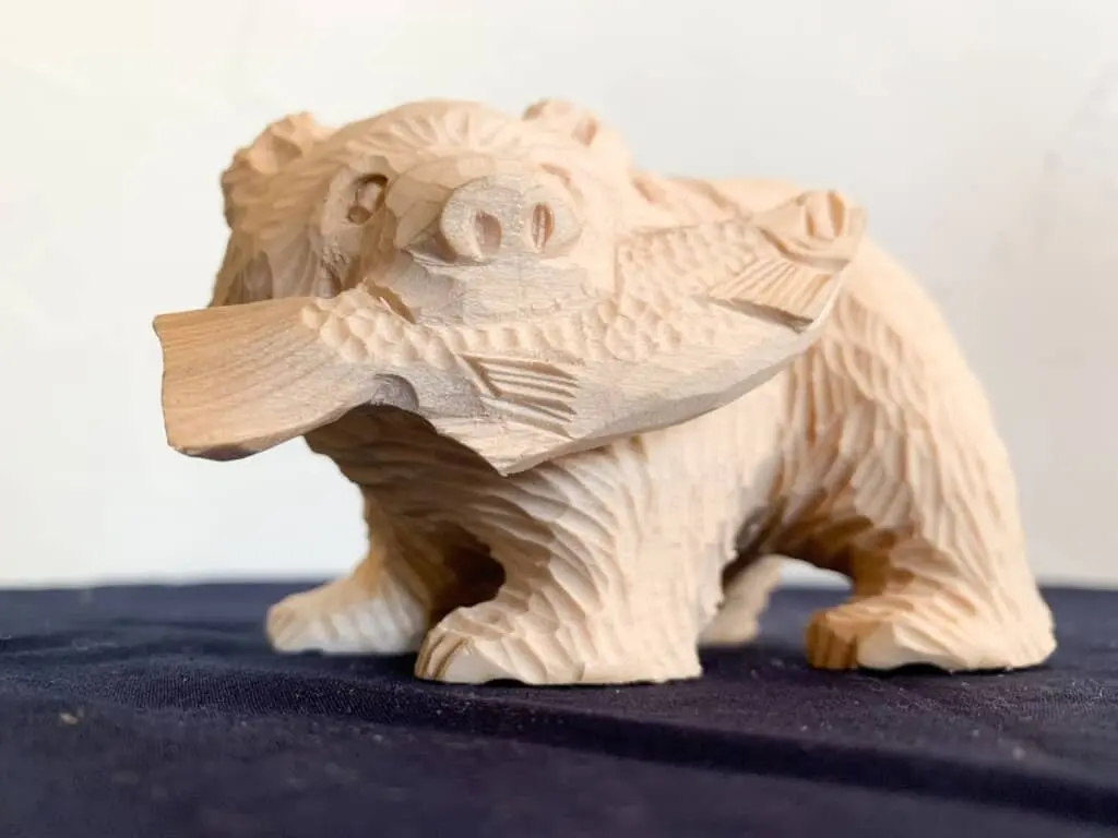 工芸作家、山田祐治 氏 作の木彫り熊（出典：山田祐治 氏、キャステム）