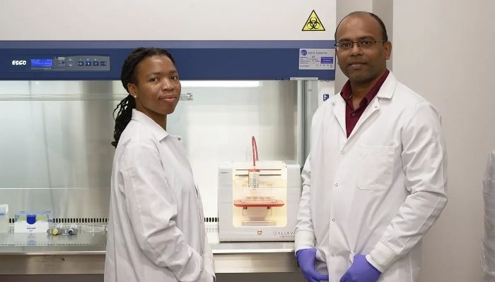 薬学専攻の博士課程学生であるElom Doe（左）と、薬学部の主任研究者であるJaidev Chakka（右）。出典：University of Mississippi／Photo by Hunt Mercier, Ole Miss Digital Imaging Services