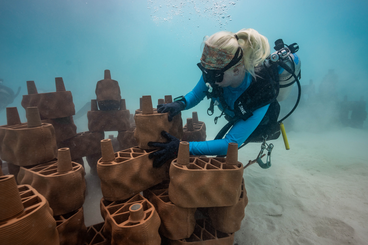 穏やかなラグーンの水中では、長期的な耐久性を確保するため、構造物をラグーンの海底へ固定する作業が行われた。（出典：Minor Hotels）