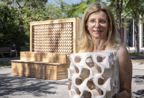 グラーツ工科大学建築・メディア研究所のミレナ・スタヴリッチ氏と冷却キューブ。出典：Lunghammer - グラーツ工科大学