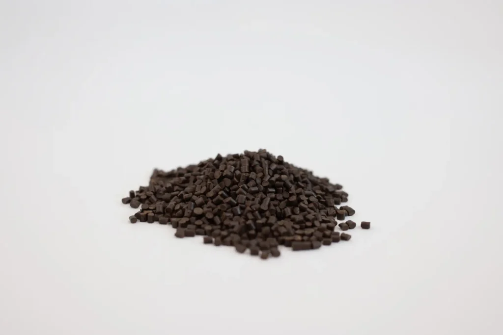 コーヒーグラウンズ⼊り樹脂ペレット（出典：フクビ化学工業株式会社）